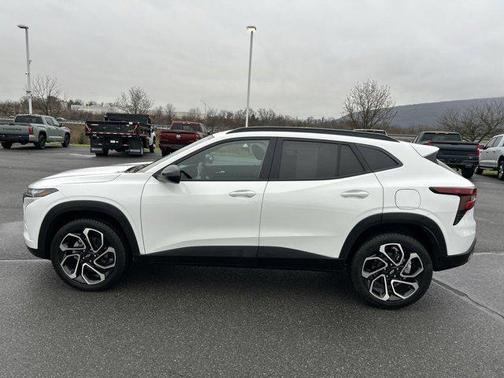 Summit White 2024 Chevrolet Trax FWD 2RS