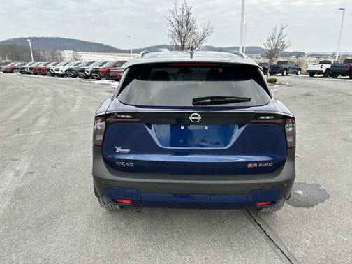 2025 Nissan Kicks SR