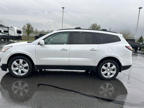 Iridescent Pearl Tricoat 2017 Chevrolet Traverse 1LT