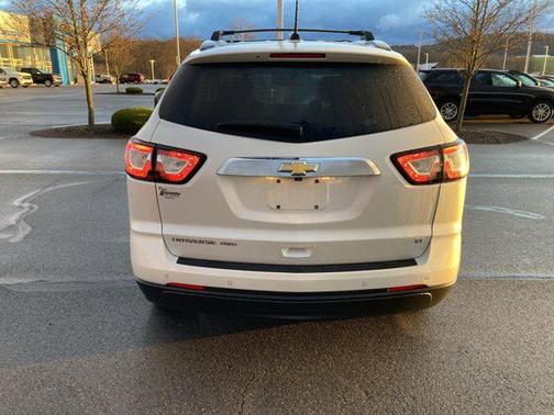 Iridescent Pearl Tricoat 2017 Chevrolet Traverse 1LT
