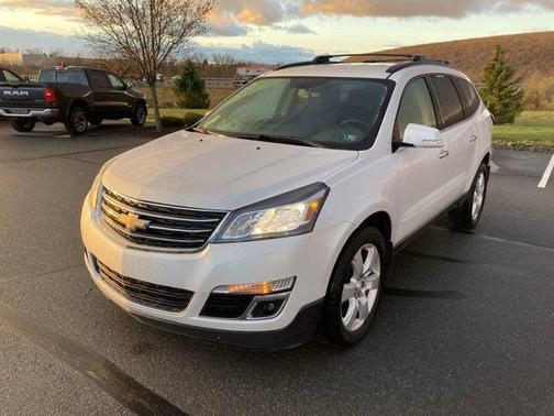 Iridescent Pearl Tricoat 2017 Chevrolet Traverse 1LT