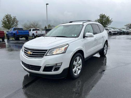 Iridescent Pearl Tricoat 2017 Chevrolet Traverse 1LT