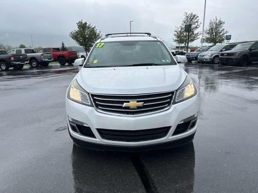 Iridescent Pearl Tricoat 2017 Chevrolet Traverse 1LT