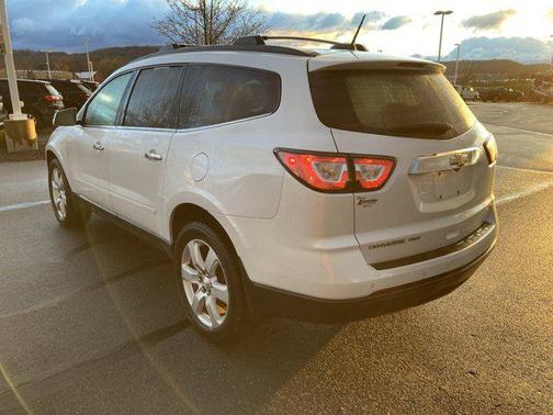 Iridescent Pearl Tricoat 2017 Chevrolet Traverse 1LT