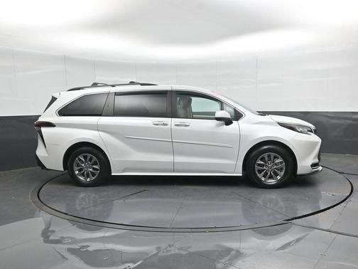 2023 Toyota Sienna XLE