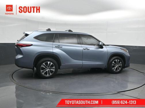 Moon Dust 2022 Toyota Highlander XLE