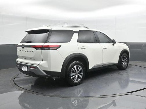 2023 Nissan Pathfinder SL 4WD