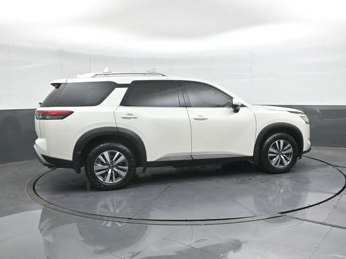 2023 Nissan Pathfinder SL 4WD