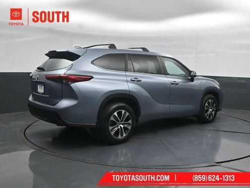 Moon Dust 2023 Toyota Highlander XLE