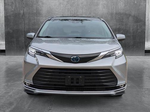 2022 Toyota Sienna XLE 8 Passenger