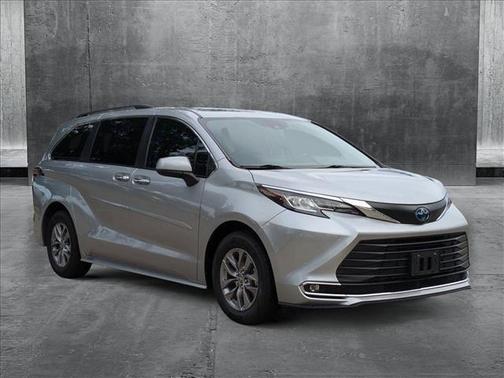 2022 Toyota Sienna XLE 8 Passenger