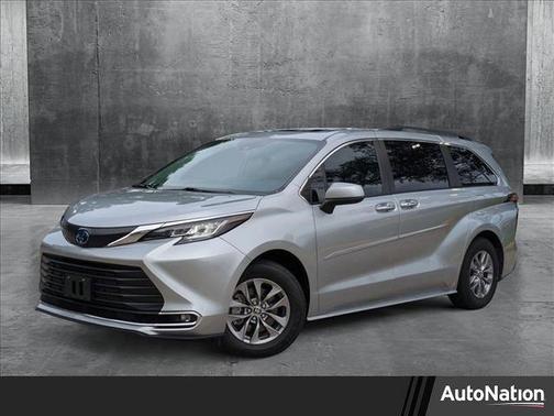 2022 Toyota Sienna XLE 8 Passenger