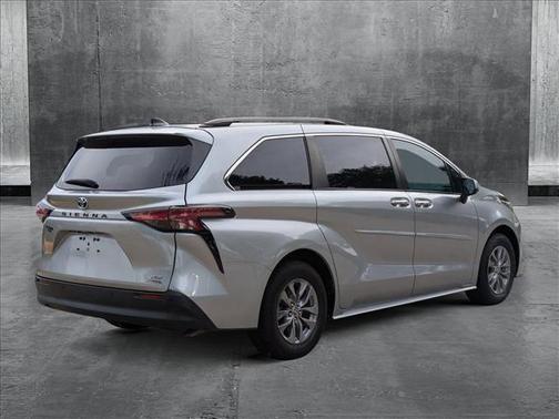 2022 Toyota Sienna XLE 8 Passenger