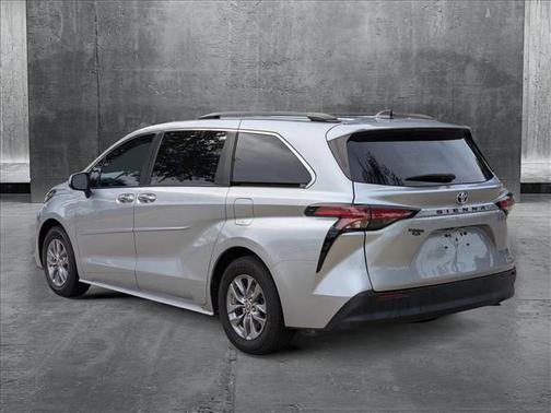 2022 Toyota Sienna XLE 8 Passenger