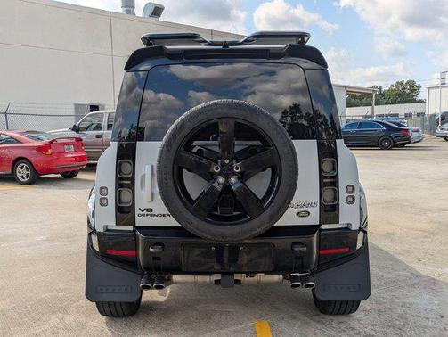 2023 Land Rover Defender V8