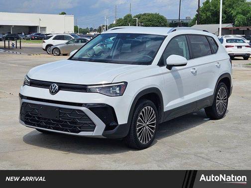 Pure White 2025 Volkswagen Taos 1.5T SE