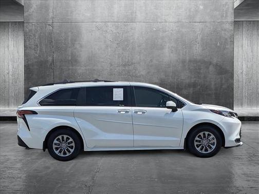 2022 Toyota Sienna XLE 8 Passenger