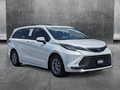 2022 Toyota Sienna XLE 8 Passenger
