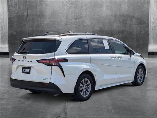 2022 Toyota Sienna XLE 8 Passenger
