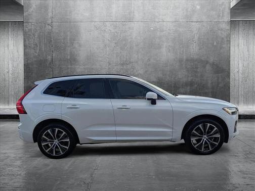 2022 Volvo XC60 B5 Momentum