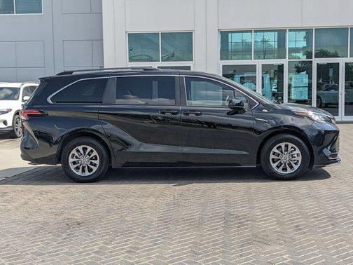 2022 Toyota Sienna LE