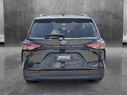 2022 Toyota Sienna LE
