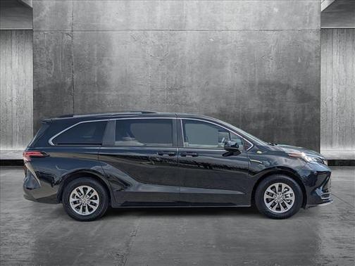 2022 Toyota Sienna LE