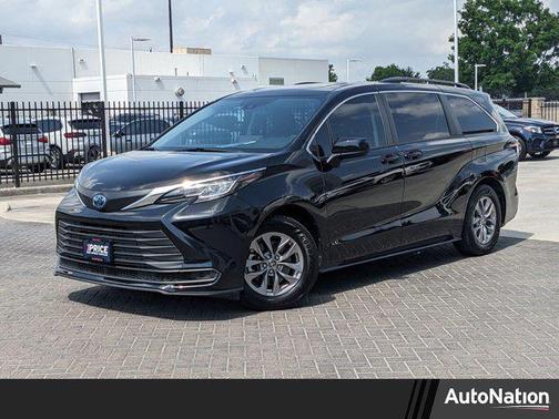 2022 Toyota Sienna LE