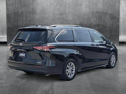 2022 Toyota Sienna LE