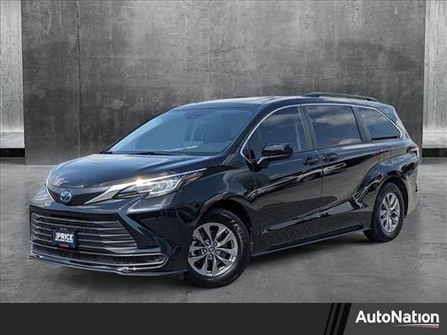 2022 Toyota Sienna LE