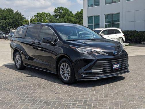 2022 Toyota Sienna LE