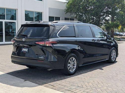 2022 Toyota Sienna LE