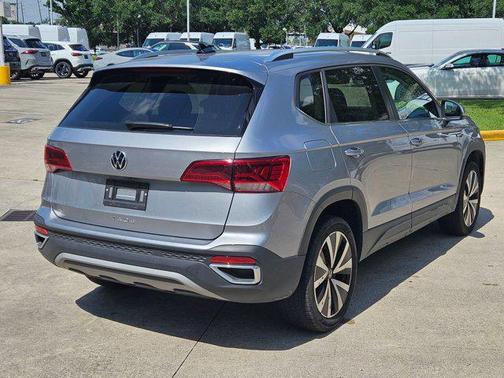 Pure Gray 2024 Volkswagen Taos 1.5T SE