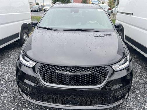 Diamond Black 2026 Chrysler Pacifica Limited