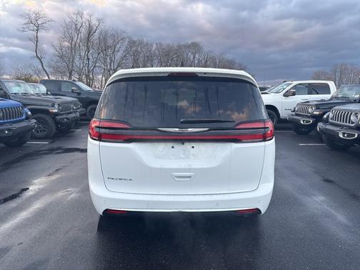 Bright White Clearcoat 2026 Chrysler Pacifica Select