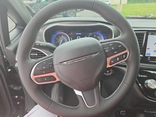 Diamond Black 2027 Chrysler Pacifica SELECT