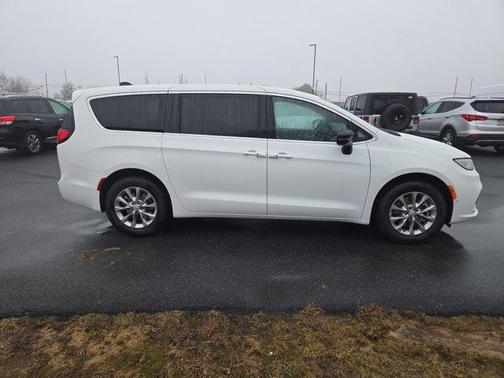 Bright White Clearcoat 2026 Chrysler Pacifica Select