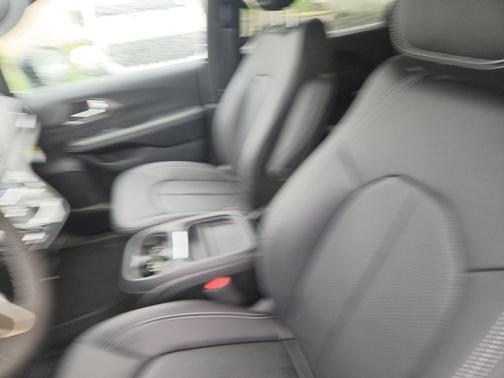Diamond Black 2027 Chrysler Pacifica SELECT