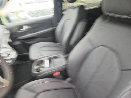 Diamond Black 2027 Chrysler Pacifica SELECT