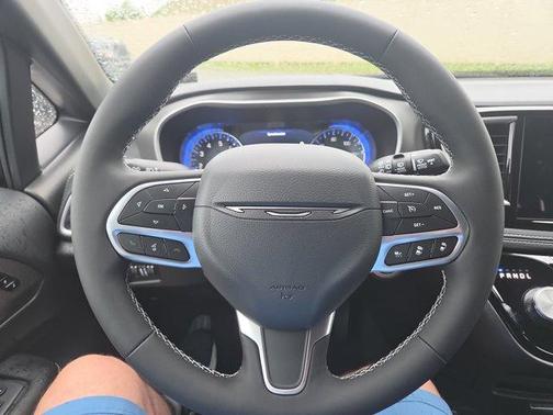 Diamond Black 2027 Chrysler Pacifica SELECT