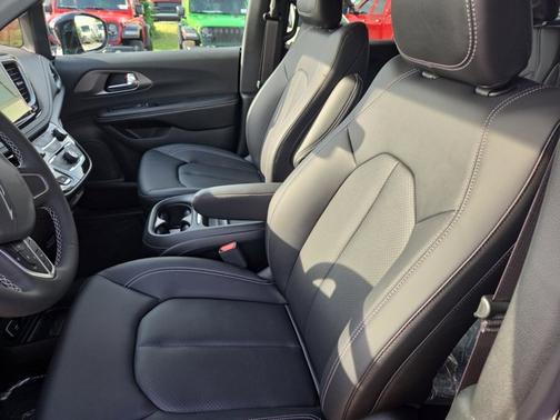 Diamond Black 2027 Chrysler Pacifica SELECT