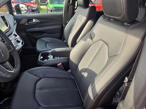 Diamond Black 2027 Chrysler Pacifica SELECT