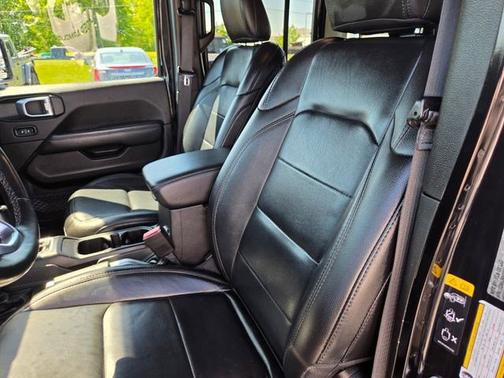 Black Clearcoat 2022 Jeep Wrangler Unlimited Sahara Altitude
