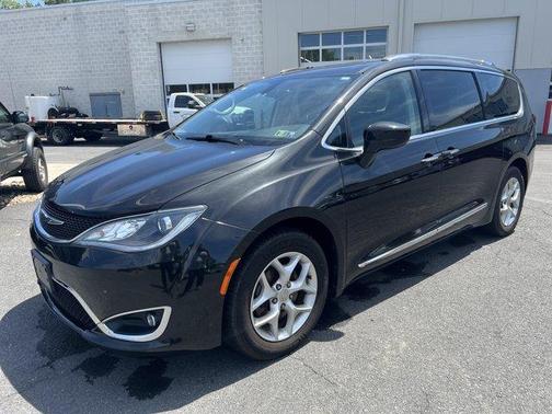 Brilliant Black Crystal Pearlcoat 2018 Chrysler Pacifica Touring-L Plus