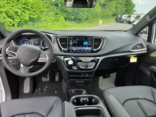 Bright White Clearcoat 2027 Chrysler Pacifica LX