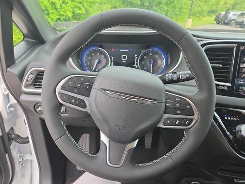 Bright White Clearcoat 2027 Chrysler Pacifica LX
