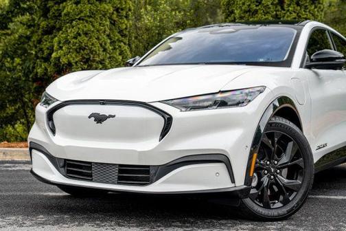 Star White Metallic Tri-Coat 2023 Ford Mustang Mach-E Premium