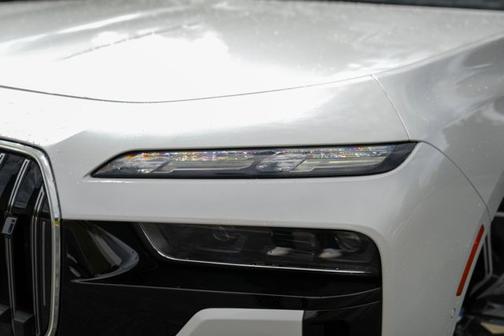 Mineral White Metallic 2024 BMW i7 xDrive60