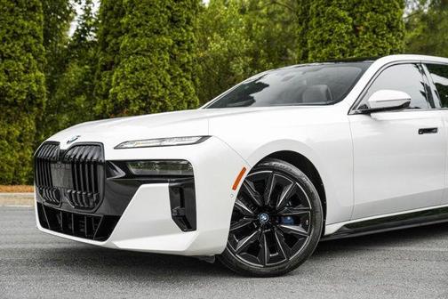 Mineral White Metallic 2023 BMW i7 xDrive60