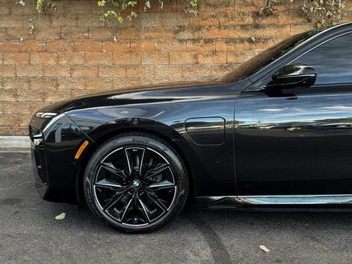 2024 BMW 750e i xDrive